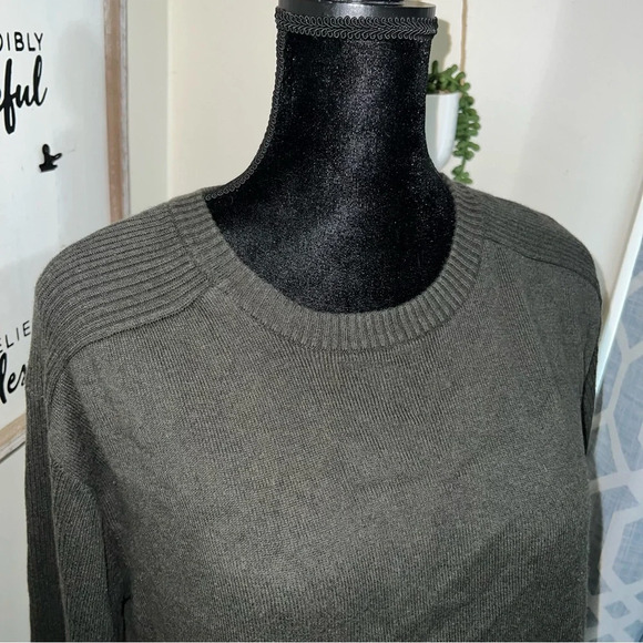 Gray Levi’s sweater - Picture 3 of 6